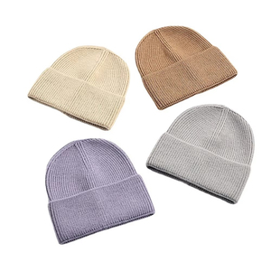 Bonnets unisexes personnalisés en acrylique 100% de haute qualité, à carreaux, tendance, tricotés, unis, design élégant, populaires, doux, chauds et à séchage rapide - Product Image 2