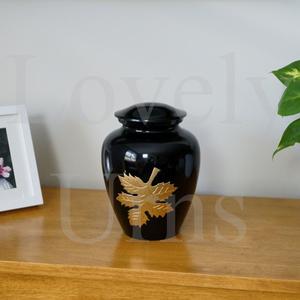 Urna de cremación Maple Memories, tamaño mediano para adultos, recipiente conmemorativo para cenizas, diseño decorativo inspirado en la madera - Product Image 4