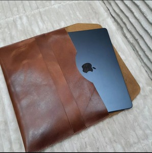 Funda de Piel Genuina, Duradera, Moderna y Portátil para Laptop Macbook Pro 13 con Portaplumas LS-0264 - Product Image 6