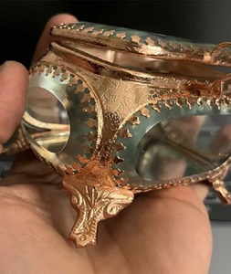 Boîte à bijoux rectangulaire élégante en laiton et verre dans un concept de stockage dissimulé en or resplendissant - Product Image 2