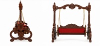 Balançoire d'intérieur en bois massif finition antique pour salon, en teck sculpté à la main, avec chaînes en laiton et coussin rouge
