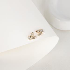 Pendientes de Oro Amarillo de 14K con Diamantes Cultivados en Laboratorio de 1.50ct, Corte Multiforma Pera, Ovalado y Esmeralda, Joyería Elegante de Tres Piedras - Product Image 4