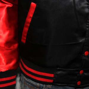 Chaqueta Varsity de Satén Rojo de Poliéster de la Más Alta Calidad, Diseño en Blanco, Manga Larga, Logotipo Personalizado, Cuello Alto, Personalizable en la Parte Delantera - Product Image 4