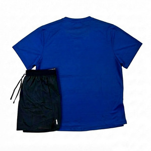 เสื้อยืดกีฬาผู้ชายสีน้ำเงินลายทางที่ไหล่ กางเกงขาสั้นกีฬาสีดำรูดเชือก ชุด 2 ชิ้น สำหรับออกกำลังกาย วิ่ง ฟิตเนส - Product Image 2