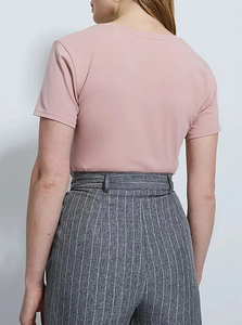 Camiseta de algodón de manga corta con cuello en V para mujer, precio al por mayor en Europa, moda femenina - Product Image 6