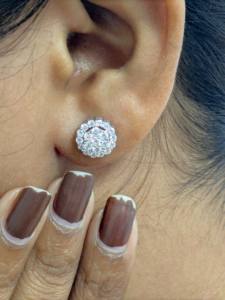 Pendientes de Moissanita Redonda de 1 Quilate con Corte Brillante y Engaste de Garra, Pendientes de Halo con Cierre de Rosca para Mujer, Plata 925 - Product Image 5