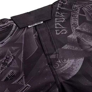 Équipement de combat pour hommes de haute qualité avec impression par sublimation durable, ensemble de shorts d'entraînement MMA respirants et personnalisables avec logo premium - Product Image 4