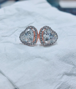 Pendientes de diamantes talla corazón en oro rosa, un diseño romántico y radiante con un brillo suave y un encanto elegante para un estilo atemporal. - Product Image 4