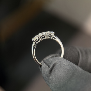 Anillo de Diamantes Redondos Brillantes de Tres Piedras de 1.50 Quilates, Oro Blanco de 14k, Certificado IGI, Anillo de Aniversario - Product Image 3