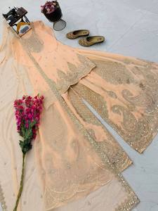 Traje Sharara de Diseñador Fox Georgette con Bordado de Lentejuelas Pesadas, Top y Dupatta Completamente Cosidos - Product Image 4