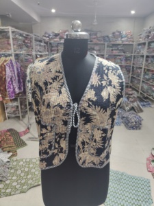 Chaleco Acolchado Floral para Mujer, Cuello en V, con Cordones, Bolsillos de Parche, Sin Mangas, Forro de Poliéster Tejido, Regalo para Ella - Product Image 1