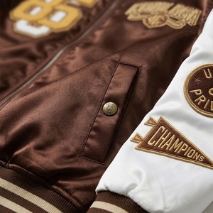 Chaqueta bomber de satén de seda brillante personalizada a precio económico para hombre, diseño de béisbol con cierre frontal a presión, dobladillo y puños acanalados. - Product Image 4