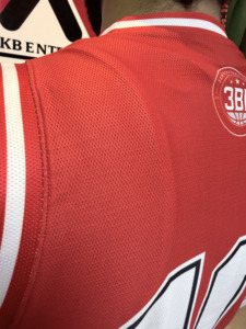 เสื้อบาสเก็ตบอลแบบสั่งทำพิเศษ MKB เสื้อกล้ามตาข่ายระบายอากาศสำหรับผู้ชาย ผ้าโพลีเอสเตอร์ 100% พิมพ์ลายแบบ Sublimation - Product Image 3