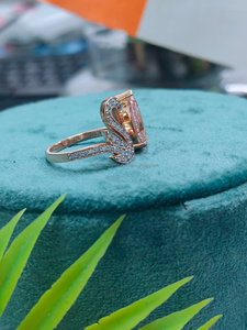 Anillo de diamantes con corte pera y piedras laterales en oro rosa, diseñado para una elegancia atemporal, un brillo suave y romántico, y un lujo gracioso. - Product Image 3