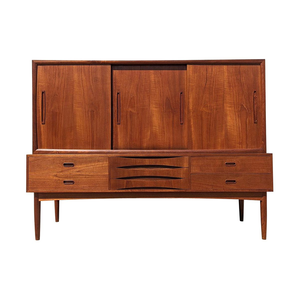 Buffet haut en teck de style moderne du milieu du siècle, style danois, avec portes coulissantes et tiroirs de rangement - Product Image 1