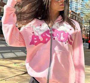 เสื้อฮู้ดซิปพิมพ์ลายกราฟิกแบบกำหนดเอง สไตล์ Y2K กรันจ์ ฮิปฮอป สตรีทแวร์ สวยงาม - Product Image 2