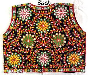 Vêtements de festival en soie lourde avec broderie multi-fils et travail de miroir, collection de Koti pour femme Navratri, fournisseur de Surat - Product Image 6