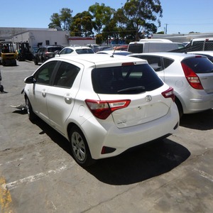 Yaris berline haut de gamme, origine américaine, pièces d'origine, plastique, consommation de carburant économique, sièges confortables, expérience de conduite durable et fiable, garantie de 3 ans - Product Image 4