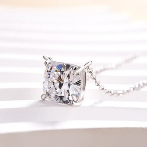Collier pendentif classique en moissanite taille coussin, design premium, en argent sterling plaqué or blanc 18 carats pour femme - Product Image 2