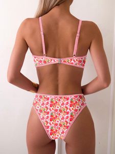 Bikinis florales rosas listos para exportar con ribetes de guinga blanca. Suministro de pedidos al por mayor personalizados y con MOQs bajos para minoristas globales. - Product Image 3