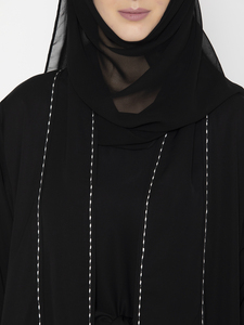 Abaya Maxi Noire à Capuche Signature avec Manches Longues et Coupe Ample Longueur Ras du Sol, Vêtement Traditionnel Moyen-Orientais en Polyester - Product Image 6