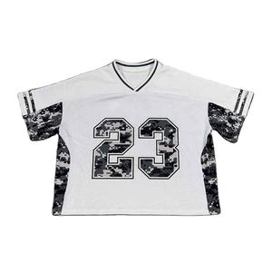 Camiseta deportiva de malla ligera personalizada para hombre, camisetas de baloncesto estampadas DTG de gran tamaño con cuello en V y bloque de Color recortado - Product Image 1