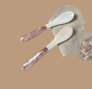 Cuillère en nacre naturelle artisanale à manche en queue de conque blanche, idéale pour le service de caviar en buffet d'hôtel - Product Image 3