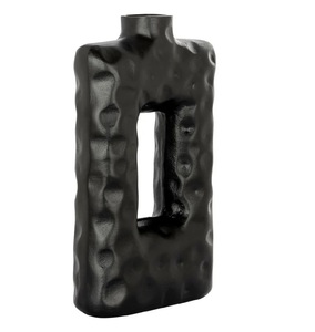 Vases de table décoratifs rectangulaires en résine noire mate sur mesure, design ouvert au centre, pour hôtels de luxe - Product Image 1