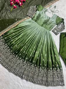 ชุดเดรสวินเทจสำหรับผู้หญิง VISHNU K DESIGNS พร้อมผ้าคลุมไหล่ ผ้าไหมชินอนเนื้อหนัก 9 มม. ปักลายด้วยดิ้นเงิน งานปักประณีต แห้งเร็ว - Product Image 1