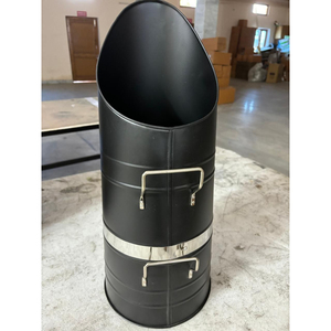 Cubo para cenizas de hierro negro de alta resistencia al por mayor con ribete de acero inoxidable y doble asa, y apertura inclinada para chimenea - Product Image 1