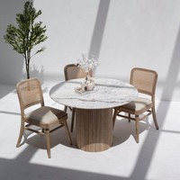 Chaise de salle à manger en rotin et bois Vandana Falcon Altis pour une assise confortable et élégante dans les maisons modernes