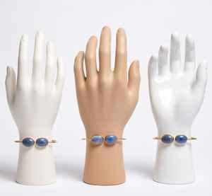 Bracelet en or poli avec deux labradorites bleues |   Bracelet manchette ovale lisse en pierre précieuse |   Bijoux en gros Mangalmay Corporation - Product Image 2