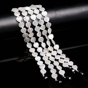 Cuentas de Piedra Lunar Blanca Natural Talladas en Forma de Corazón de 10-11 mm, Cuentas de Piedras Preciosas Talladas a Mano para Joyería, Cuentas de Piedra Lunar Natural de 8 Pulgadas - Product Image 1