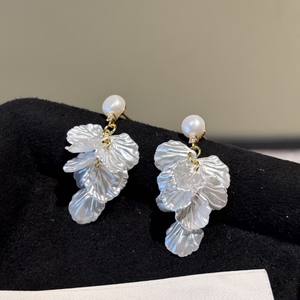 Pendientes de Borla con Diseño de Concha y Flores de Alta Gama, Estilo Casual para Vacaciones, Diseño de Perlas de Lujo Ligero - Product Image 5