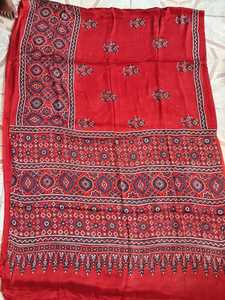 Sari imprimé à la main AJRAKH en soie modale pure, matériaux de qualité supérieure pour l'exportation, disponible en stock, vente en gros - Product Image 4