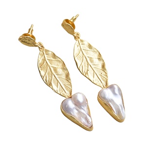 Pendientes Colgantes de Latón con Perlas de Agua Dulce, Chapados en Oro de 18K, Estilo Moderno y Elegante, Regalo de Alta Calidad para Mujer - Product Image 4