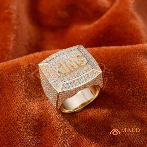 แหวนตัวอักษร KING ชุบทอง 18K |   เหรียญสี่เหลี่ยมจตุรัสประดับเพชร |   เครื่องประดับฮิปฮอปสีทองเหลืองสำหรับผู้ชาย - Product Image 2