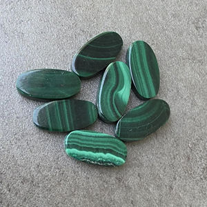 Pierre précieuse en malachite naturelle, forme ovale, cabochon, pierre polie calibrée pour la fabrication de bijoux, toutes les tailles disponibles - Product Image 2