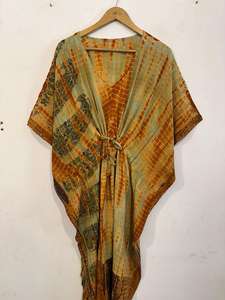 Robe Kaftan en Soie Pure Imprimée Florale Teinte à la Main, en Crêpe de Soie, Style Bohème, Taille Naturelle, Plumes Écologiques - Product Image 3