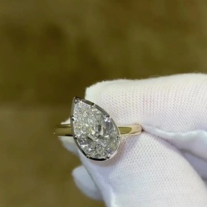 Anillo Minimalista para Hombre con Diamante Cultivado en Laboratorio de Corte Pera de Dos Tonos, Engastado en Oro Amarillo de 14K, Certificado IGI, Claridad VVS - Product Image 1