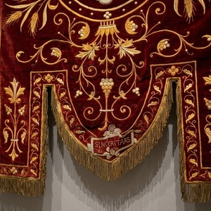 Velo de la Virgen de Terciopelo Rojo con Bordado a Mano de Hilos de Oro, Diseño de Monstranza Eucarística y Flecos para Velo Litúrgico - Product Image 2
