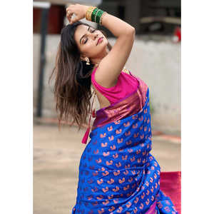 Sari de Seda Suave Violeta Elite Weaves con Tejido de Pavo Real y Zari - Sari Elegante para Fiestas - Product Image 3