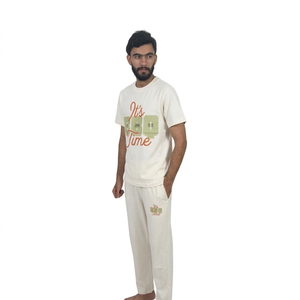 Conjunto informal de dos piezas para hombre con estampado de hip hop, camiseta de manga corta con cuello redondo y conjunto de camiseta y pantalón con cordón ajustable. - Product Image 3