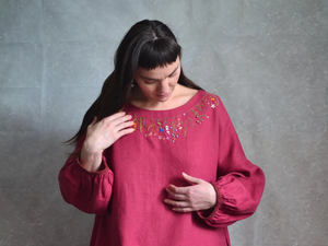 Vestido Túnica de Lino Puro Bordado a Mano, Diseño Floral Artesanal en el Cuello, con Elegantes Mangas Abullonadas y Estilo Boho Sostenible - Product Image 6
