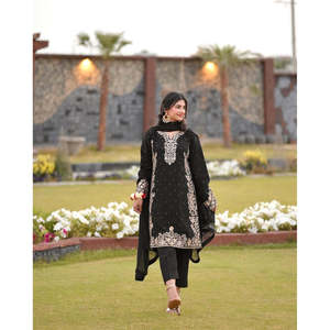 Ensemble haut-bas et dupatta pour femmes de marque, avec broderie et travail de perles rivetées - Product Image 5