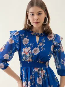 Robe longue maxi à imprimé floral bleu en georgette avec manches trois quarts et col haut pour un usage décontracté et un confort quotidien - Product Image 4