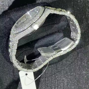 Montre en quartz avec diamants moissanite tendance Nova Empire pour hommes, avec un cadran épuré et un style haut de gamme - Product Image 3