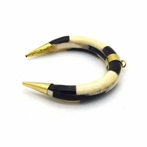 Colgante Único de Hueso en Forma de Luna Creciente con Doble Colmillo de 3 Pulgadas con Incrustaciones de Latón y Acabado en Oro y Plata - Product Image 1