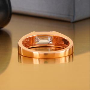 Anillo de Boda para Hombre en Oro Rosa de 14K con Diamante Cultivado en Laboratorio de Corte Esmeralda de 2.11 CT, Claridad VVS1, Buen Corte, Engaste de Bisel - Product Image 4