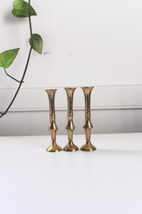 Portavelas de latón único diseñado para decoraciones llamativas de mesa, iluminación ambiental e interiores elegantes - Product Image 4
